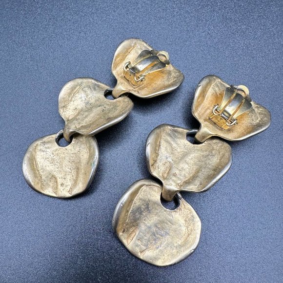 Vintage gold tone frosted Long Wavy Drop Clip on Earrings - Picture 6 of 7